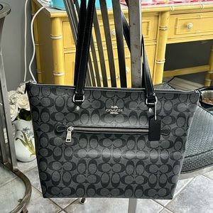 Coach Signature Tote Bag Never Worn. Gray and Black